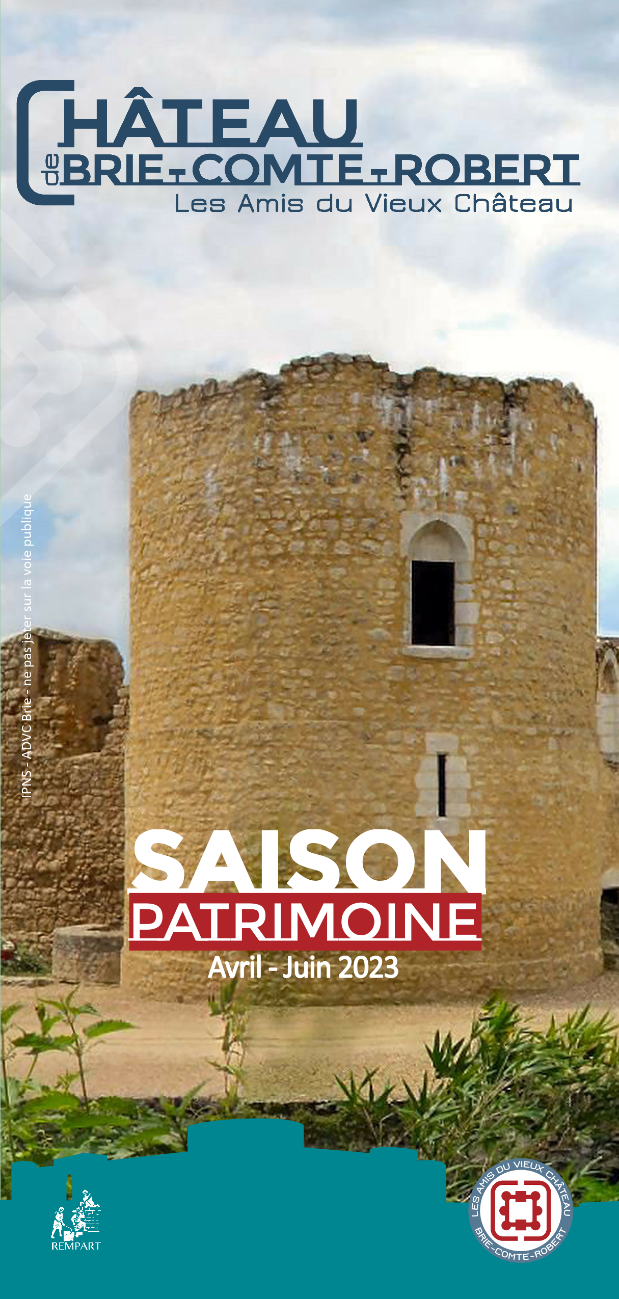 Page de garde du dépliant de la Saison Patrimoine allant d'avril à juin inclus, avec une photographie de l'une des tours du château. 